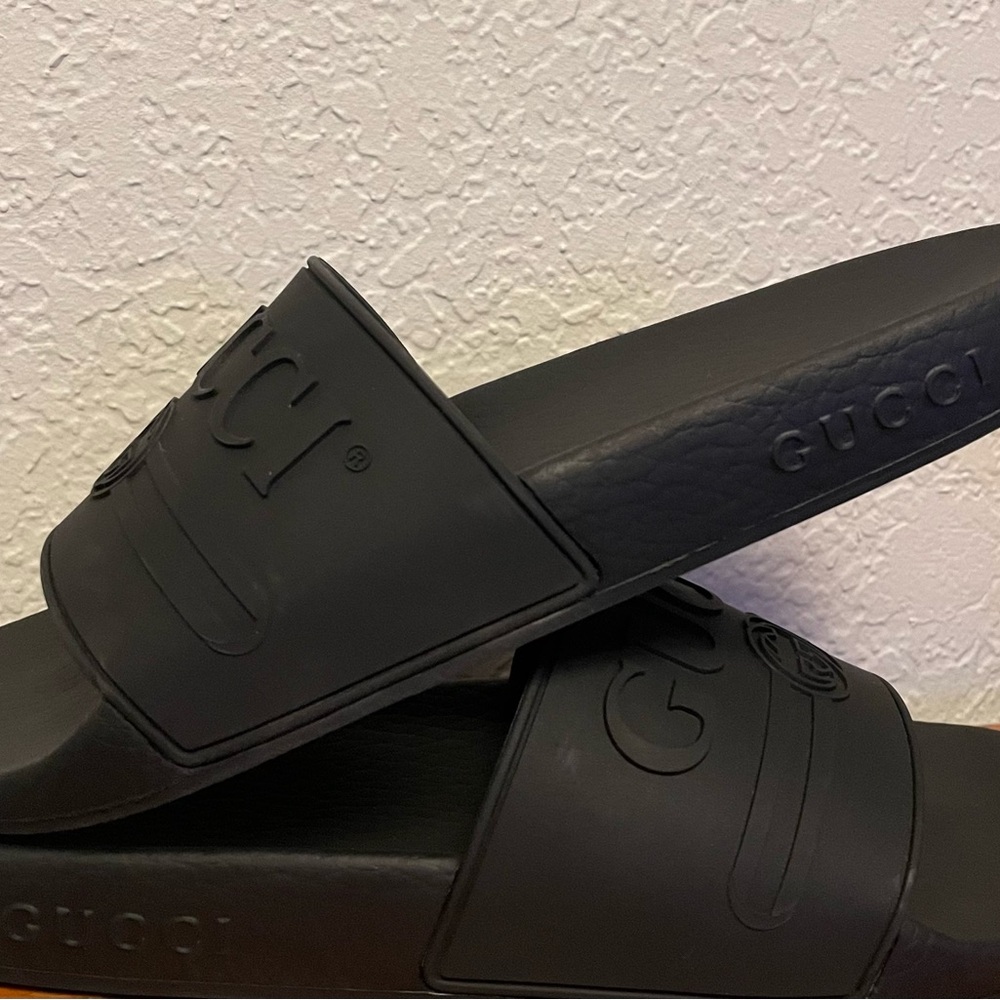 GUCCI INTERLOCKING G LOGO RUBBER SLIDES - Picture 2 of 4